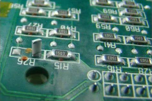 PCB焊接中的立碑问题：成因分析与工艺优化